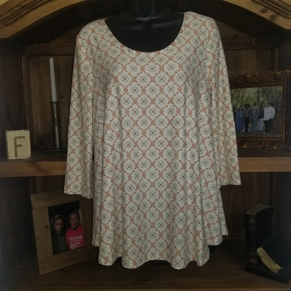 L Sweet Teas 3/4 Sleeve Flowy Lace Up Back Detail